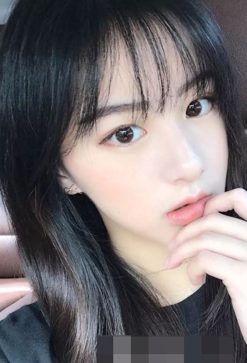 首页 女生发型 直发 00后女生迷人长直发造型 小脸女生必备的刘海打造