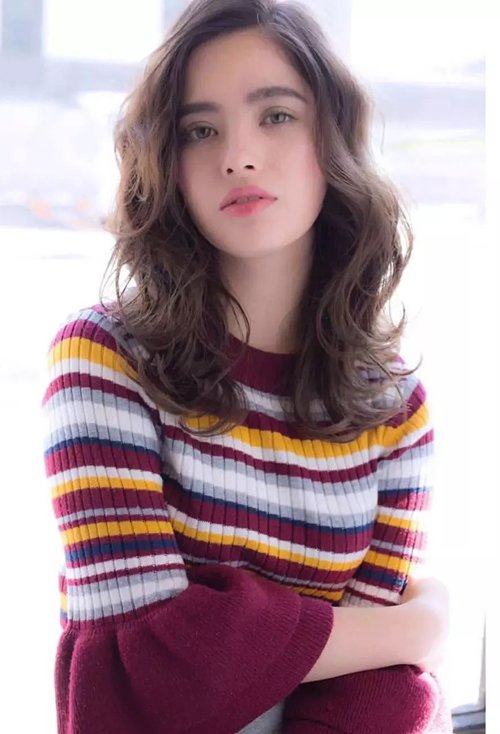 烫发发型图片 一见倾心的女生卷头发 满头卷烫头发,调皮可爱气息显示
