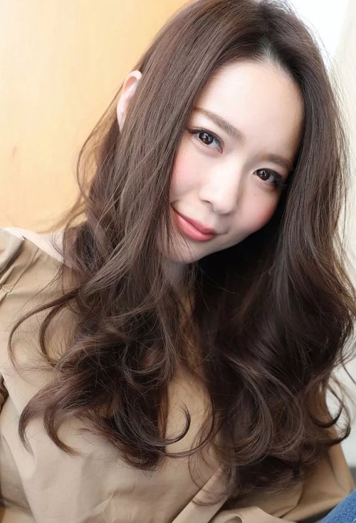 2020女长发烫发发型图片 一见倾心的女生卷头发