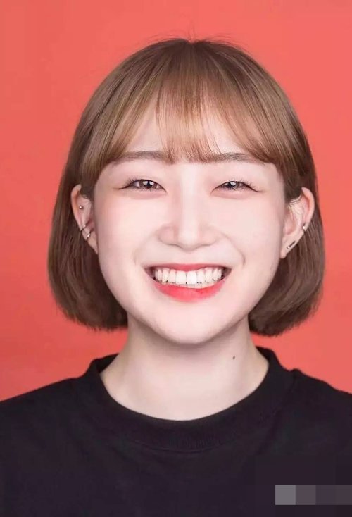圆脸女生中分短发造型 舒适可爱的女生短发图片