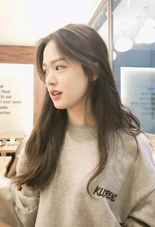 女生卷烫头发侧分刘海发型打造