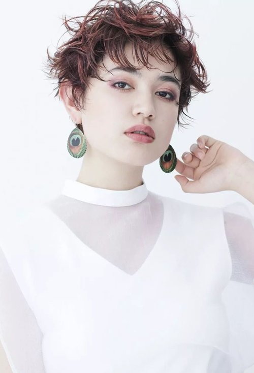 女生凌乱蓬松短头发造型图片