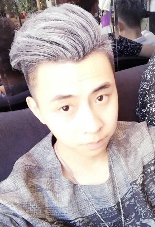 青春帅酷的男生短发,露出额头款式的短发造型,两侧头发是精心做出