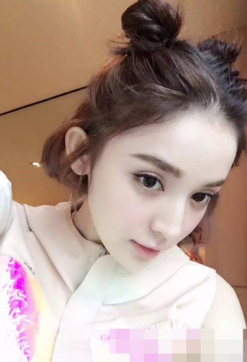女生半扎时尚丸子头造型 清新美度尽显扎头发图片