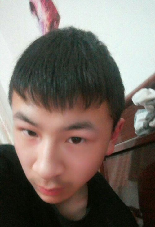 长脸男学生短头发造型图片大长脸中学生短发,额头上方弧状刘海部分是