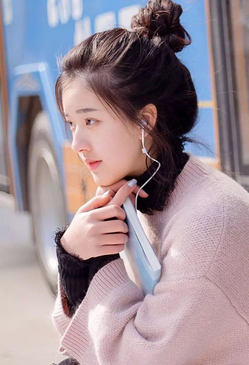 女生中长发扎高 花苞头造型