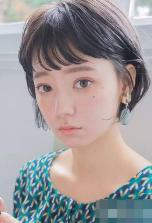 软妹子剪出的二次元发型 额头宽女生剪的短造型