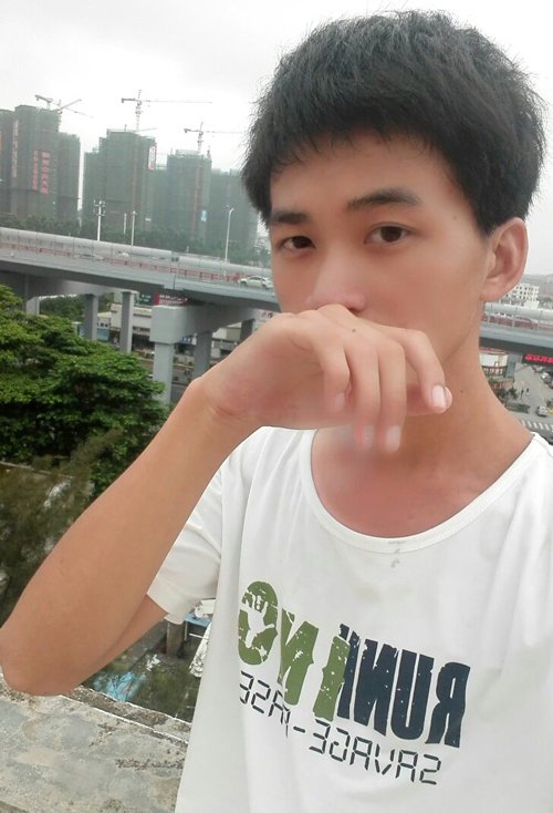 大学生的潮流时尚,左右头发部分是精心做出,闪耀出别样光彩的男生短发