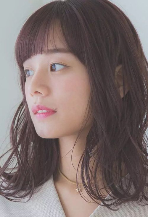 首页 女生发型 烫发 小仙女齐肩卷烫头发造型 可爱显嫩的中短发设计