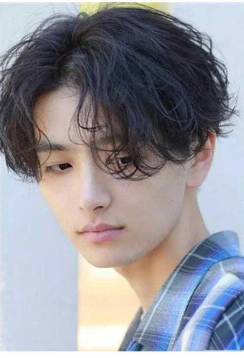 首页 男生发型 男生烫发 秋冬头发少男生卷发图集 如何打理出帅气的卷