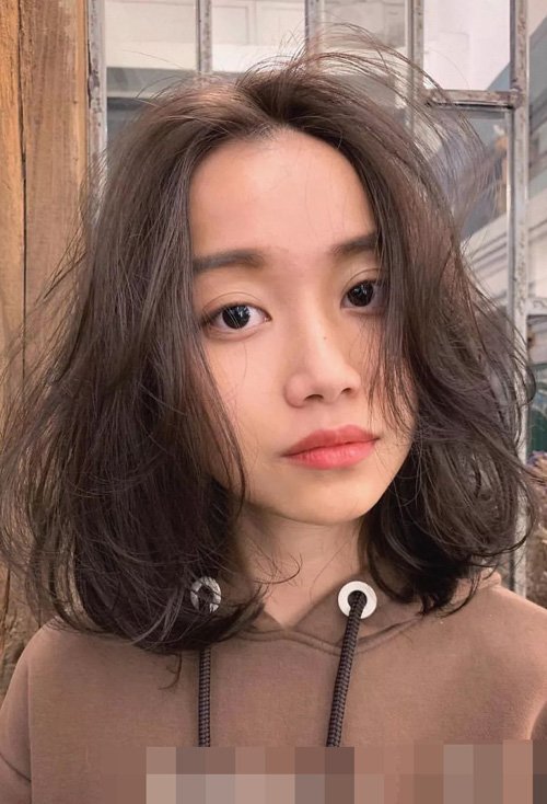 淡妆和女生的齐肩头发完全般配,可爱呆萌度较好做出,拉风亮眼的发型