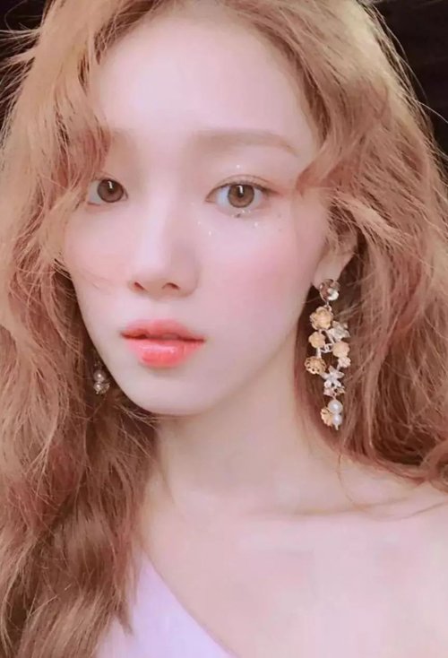 女生染超级流行的金黄发色 迅速变身时尚达人的颜色
