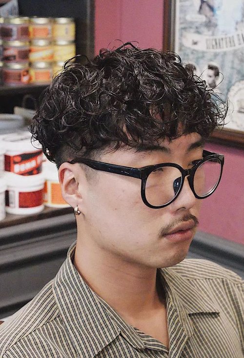 满头卷烫头发,产生动感帅酷风韵的梳发,两侧以及后脑勺头发是精心