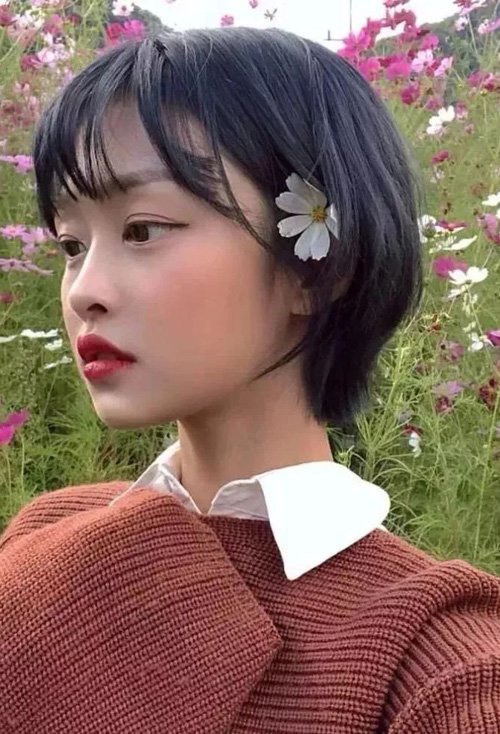 女生短头发剪空气刘海发型漂染出来的发色,绽放出田园风韵的梳发,硬直