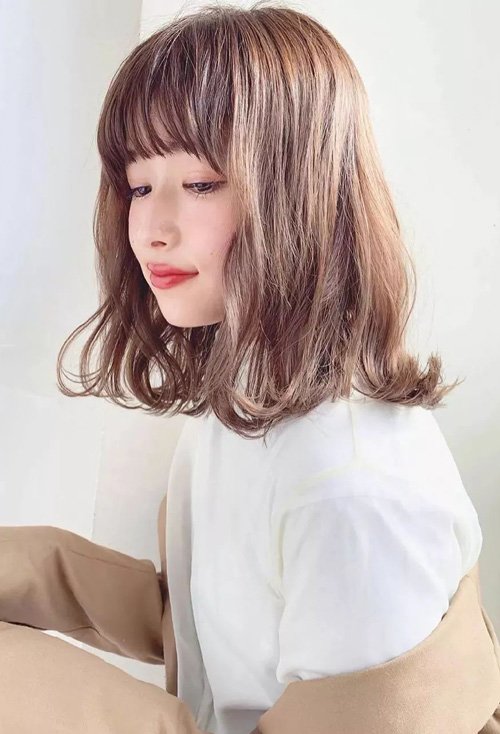 韩国女生外翻卷发超迷人 打理潮流的卷烫头发造型