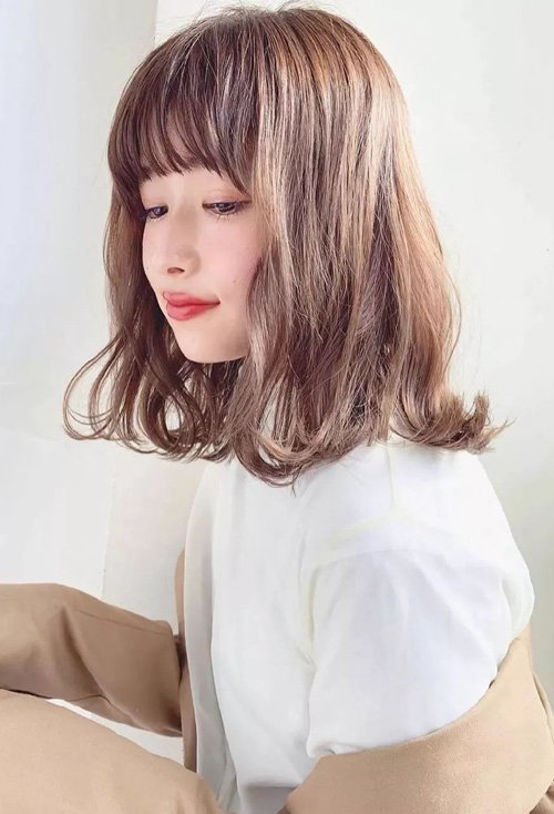 女生卷头发剪薄齐刘海发型