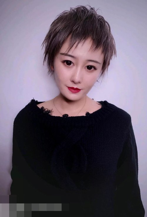 首页 玩发型 短头发 女生剪显个子高短发设计 皮肤黑黄适合的染发大全