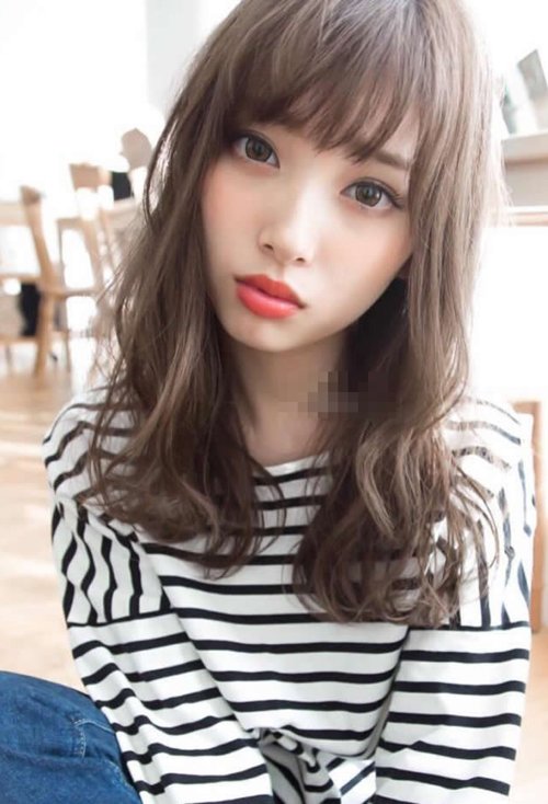 窄额女生剪空气刘海发型 迷人漂亮的女生卷发打造