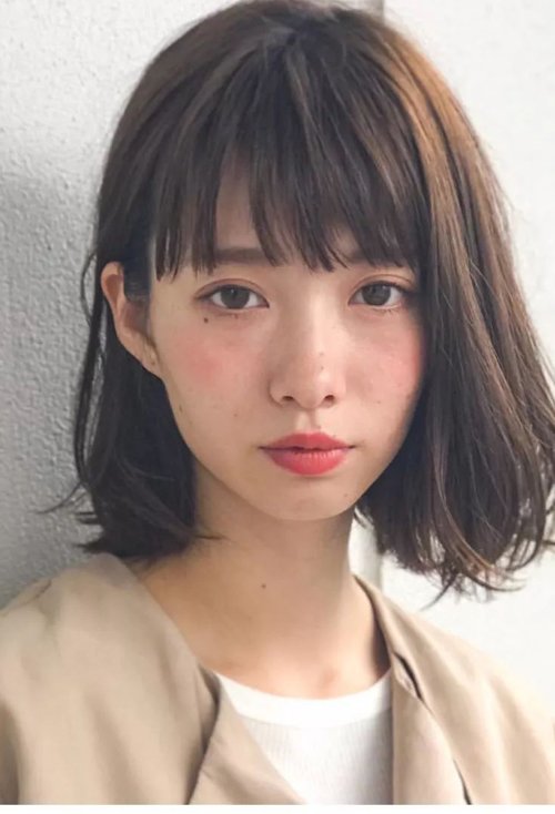 女生齐肩头发剪齐刘海发型