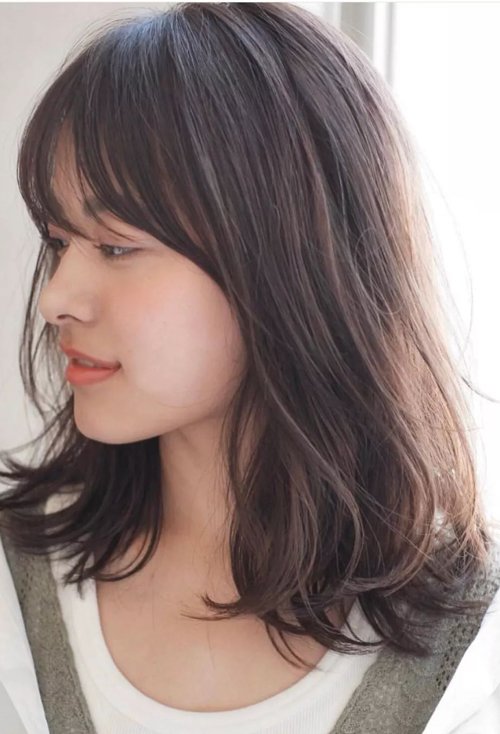 首页 玩发型 短头发 高端时尚齐肩发消除土气 线条柔美女生卷发展示