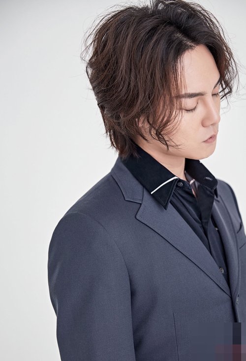 首页 男生发型 男生短发 日本男生中分短卷发设计 迅速变潮的男生短发