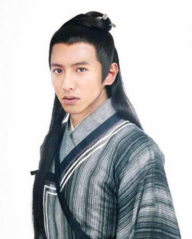 日期:2017-05-11 09:14:51 浏览:(0) 古代简单的发型怎么梳?复古情结是非常难以割舍的,相信每一位女生都幻想过成为古代美人,现实中也有很多女生想要尝试古装发型,长头发的女生很容易就将头发扎成古代发型了,而现代人短头发怎样才能梳古代发型呢?其实现在影视剧中的女主好看的古装发型,几乎都是借助假发扎成的哟,因此短发女生想要古代发型,也能借助假发哟,小编今天教短发女生如何打造古代发型,千万不要错过了哟。.