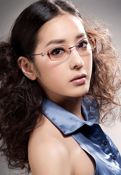 适合戴眼镜女孩儿的烫发发型高清图片