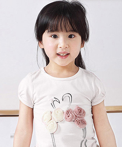 日期:2015-10-22 15:36:13 浏览:(9239) 聪明的小学生已经知道了爱美呢,所以小姑娘的发型可是很考验妈妈的手艺呢,新时代的辣妈们一定要学上几款拿手的发型才能应对可爱的宝贝呢,小学生5年级以下女孩长头发怎样扎头发漂亮?(图)不带刘海盘头更是要挑选一下学起来呢,今天就让小编来教大家一款好看的编扎发吧!.