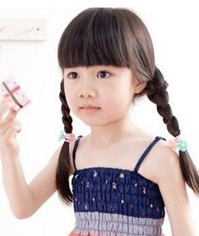 日期:2017-02-02 08:39:05 浏览:(0) 有着综艺一姐称号的小甜馨现在又和妈妈一起做起来慈善呢,在之前很多网友觉得小甜馨张的一点都不好看,不过随着年龄的增长我们的小甜馨越来越美了,近日换上新发型的她穿上粉色的羽绒服真是是好软萌哦,发量少的甜馨都有哪些好看的发型呢?下面的五款就很适合发量少的儿童哦。.