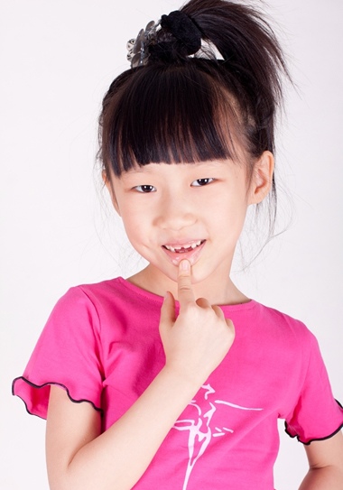 <em>沙宣短发发型怎么扎</em> 小女孩沙宣发型绑扎方法