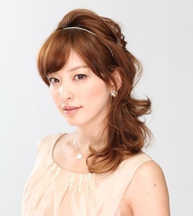 露脑门<em>马尾发型</em>步骤 露额头蓬松<em>马尾发型</em>(3)