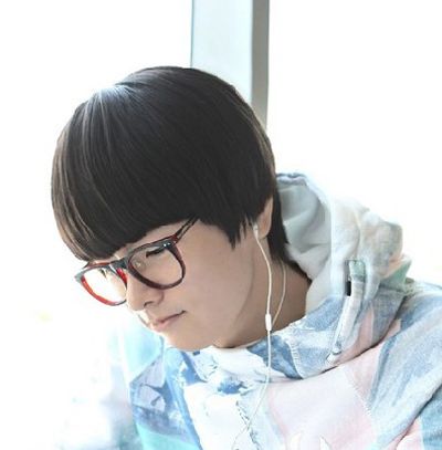 日期:2015-07-11 14:19:37 浏览:(3867) 脸大的女生适合蘑菇头么?脸盘大适合蘑菇头吗?大脸的人和小脸的人是两个极端,但不管是大脸小脸,梳造型的时候,都会根据脸型来特别做出相关的发型,这样的发型被我们称之为修颜发型,适合大脸的修颜蘑菇头发型都有哪些呢?今天就让我们走进蘑菇头修颜世界!.