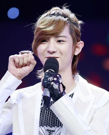 扎头发的方法图解-怎样扎头发简单好看-扎头发