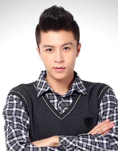 男生卷发剪什发型好看 男生卷发两边剃光造型