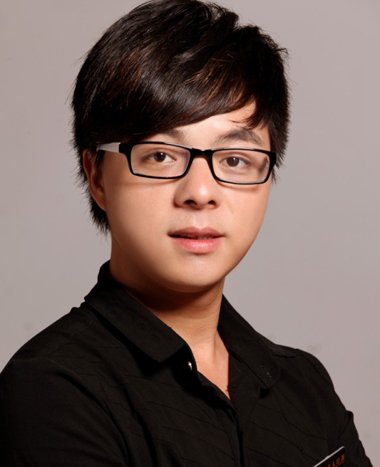 日期:2017-08-06 08:20:51 浏览:(0) 昨天下午,新代男神李易峰现身南京宣传片,他的蓬蓬短发耍出了潮流时尚,保持着青春有活力的发型打造,显的是如此有潮范,在随后的观众见面会上,超帅的发型惹粉丝热情表白李易峰,并要求抱一抱时,李易峰巧妙说自己是属于全世界的,是不是挺会为自己解围的呢?.