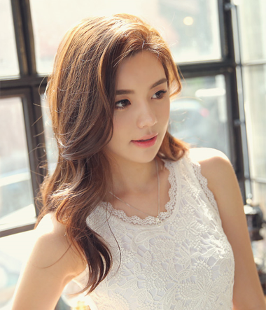 自然也是有显得人可爱的卷发发型,但自然效果的卷发,或者浪漫风格的