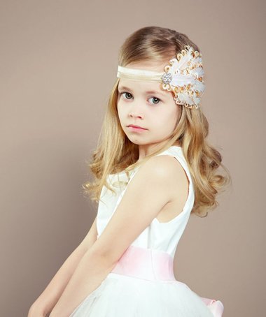 "臭美"小奥莉穿妈妈高跟鞋女王范儿十足 美萌奥莉儿童时尚发型(2)