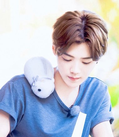 鹿晗的韩版短发 发色给发型添彩