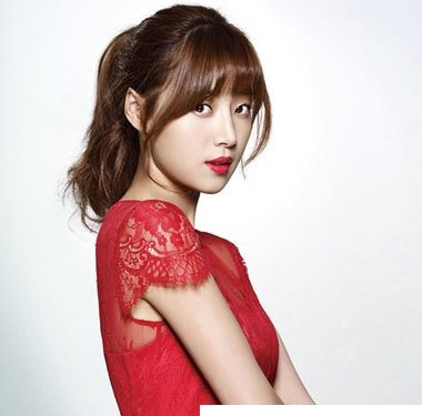 圆脸女孩适合扎什么样的马尾 圆脸齐刘海怎么扎马尾好看