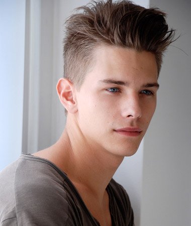 男长方脸适合什么发型 男生长方脸适合什么发型图