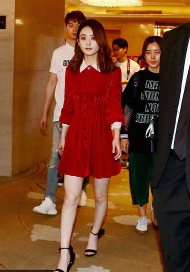 颖宝梨花烫发出席活动 新出炉的最佳抢镜发