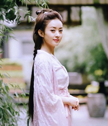 巴黎时装周赵丽颖首剪齐肩发 精致短发尽显清