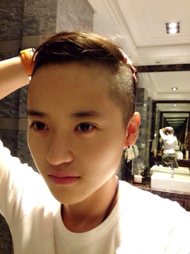 蒋瑶佳朝气蓬勃两边剃短发 秀中性装扮的潮流范发型