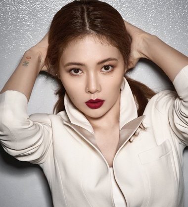 金泫雅暗金色头发爱蓬松 酷炫梳发最衬姨妈唇色