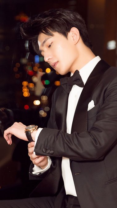 明星杨洋纹理烫发配西装亮相 新时代年轻人的造型设计