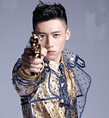 魏晨那种微微烫过的发型叫什么 魏晨最新烫发发型图片