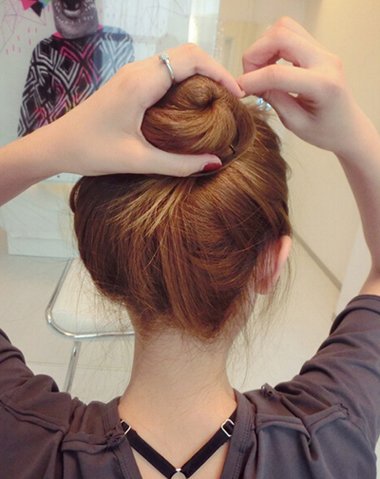 绑丸子头的发具怎么使用 蓬松的丸子头怎么弄吸引了很多的女生注意