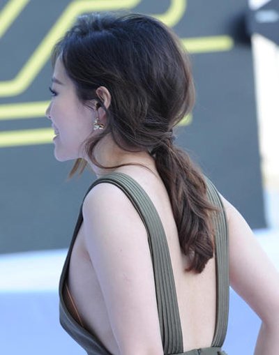 明星今年偏爱低马尾? 张靓颖低马尾配露背装太抢镜
