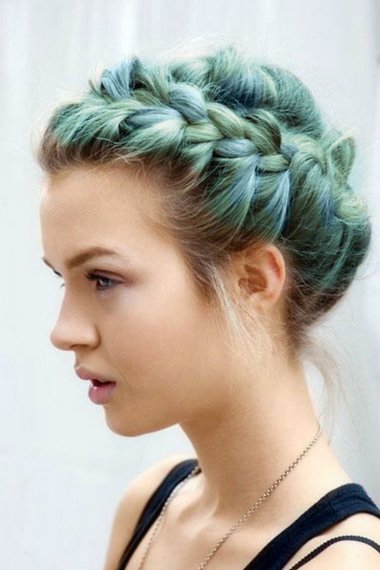 抹茶绿发色让你变美起来 嗨爆款芭比烫发造型攻