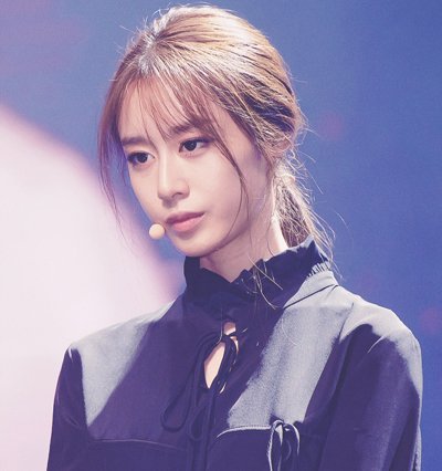 直发美女这样扎马尾辫清爽又时髦 2018女生直发马尾辫造型设计